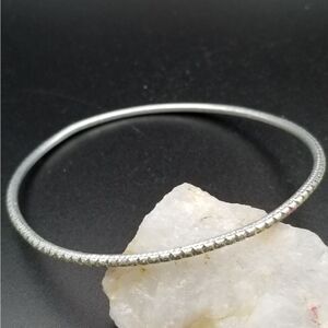 Scaled grey metallic bracelet. B614
